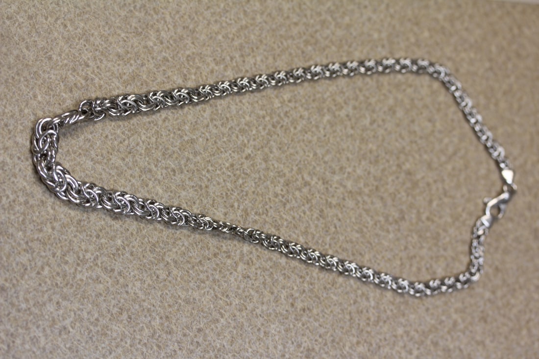 Sterling Necklace Taper: nice size - marked 925 Italy - 9 5/8" long when clapsed