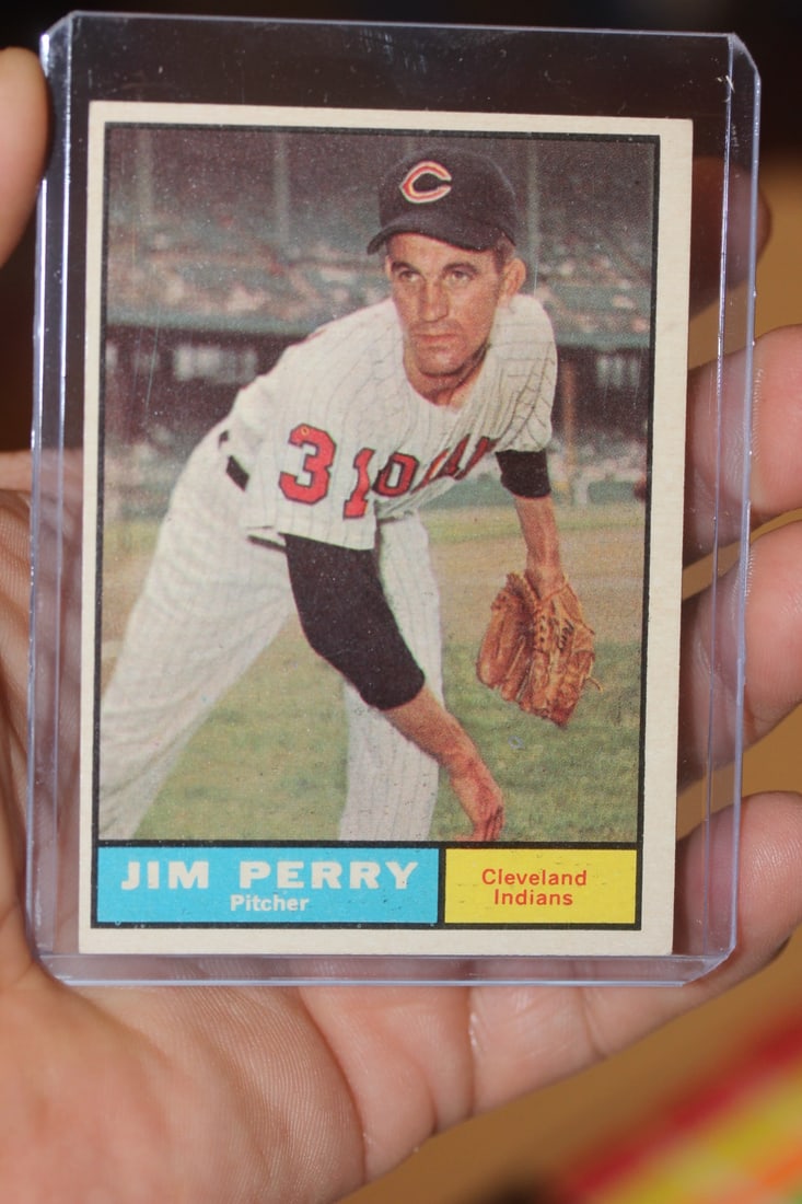 Jim Perry Baseball Card: as shown on photos