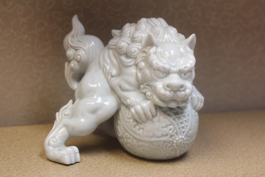 Japanese ceramic lion: possibly Hirado, 6" tall