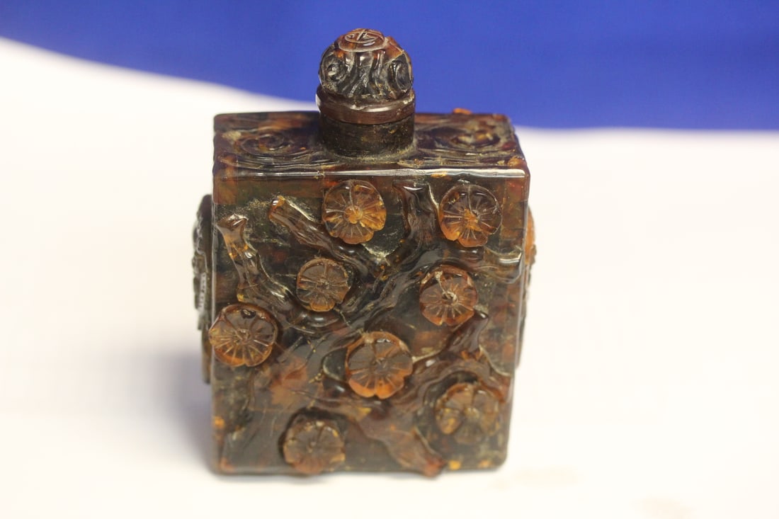 Real Tree Amber Chinese Snuff Bottle: with Foo Lions on the side - rare - 2 1/4" across by 4 inches tall