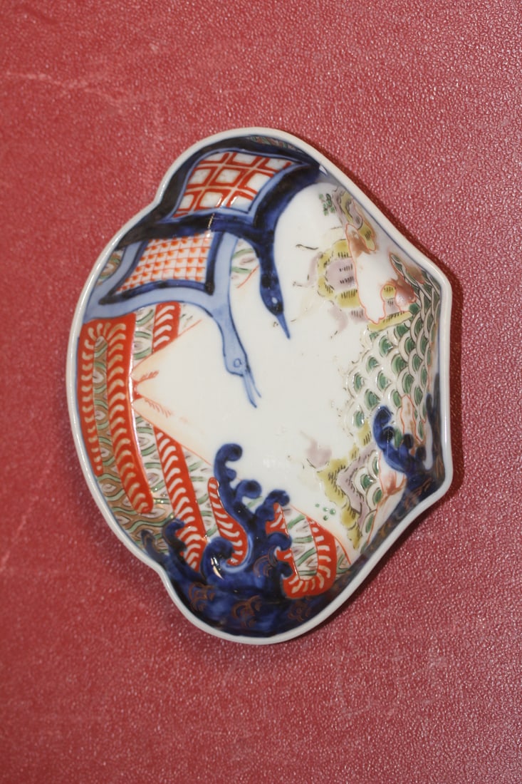 Antique Japanese Imari Plate: please note: chip as shown - 6 3/8" across - 19th century