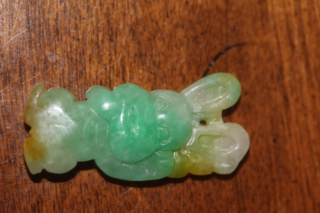 Chinese Jadeite Buddha Pendant: translucent