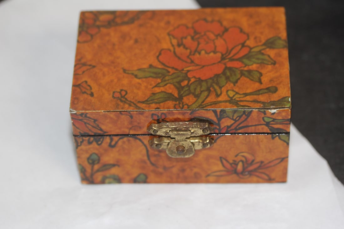 Vintage Floral Lacquer Trinket Box: 3 1/2" across