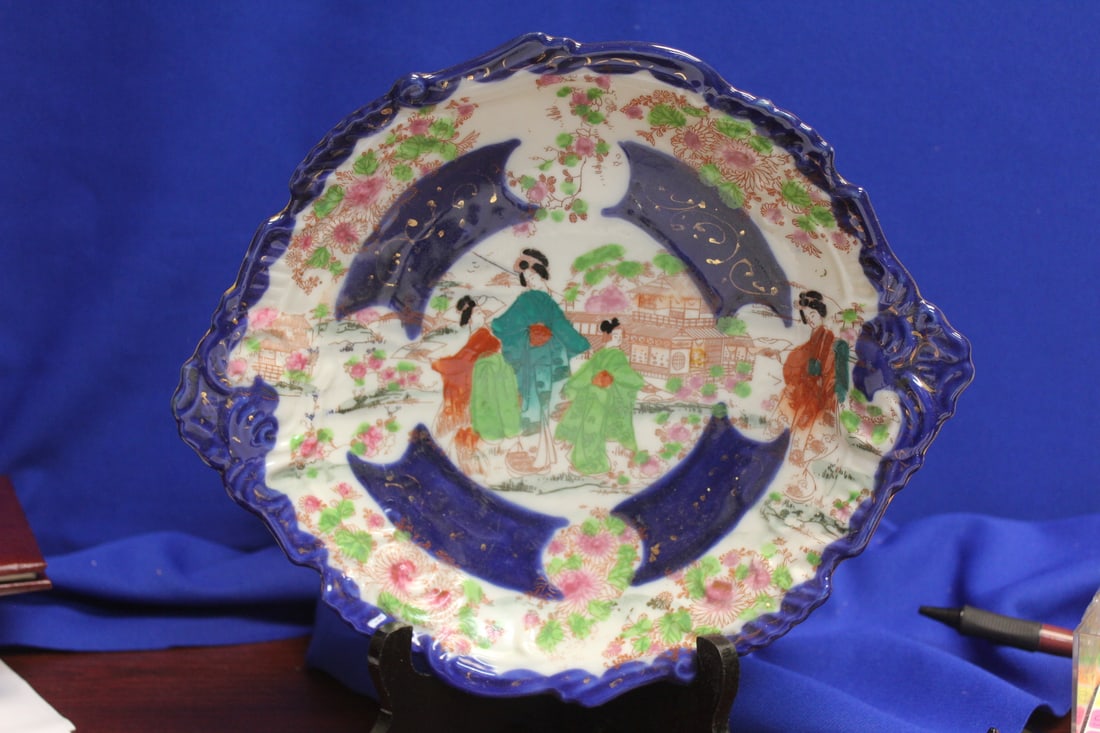 Antique/Vintage Japanese Kutani Geisha Girl Bowl: 11 1/4" in diameter