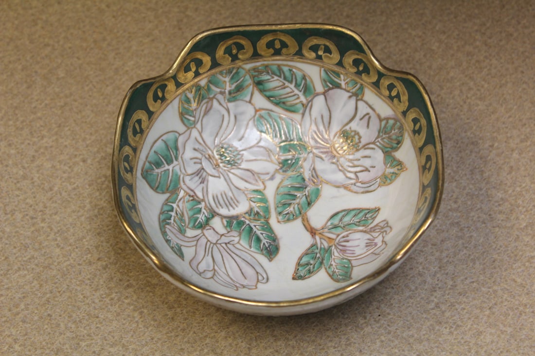 Decorative Oriental Bowl: 6" in diameter