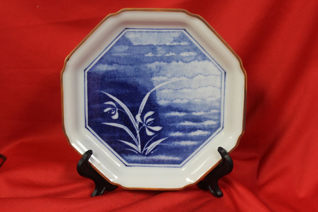 An Oriental Octagon Plate: 7 1/2" in diameter