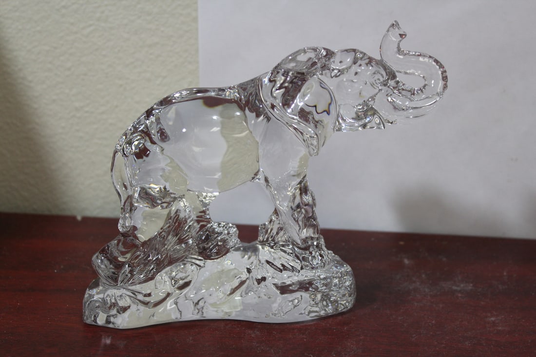 A Lenox Crystal Elephant: 6" tall x 6 5/8" wide