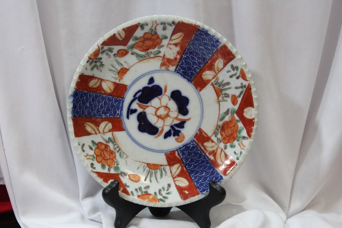 A 19th Century Japanese Imari Plate: 7 1/4" in diameter