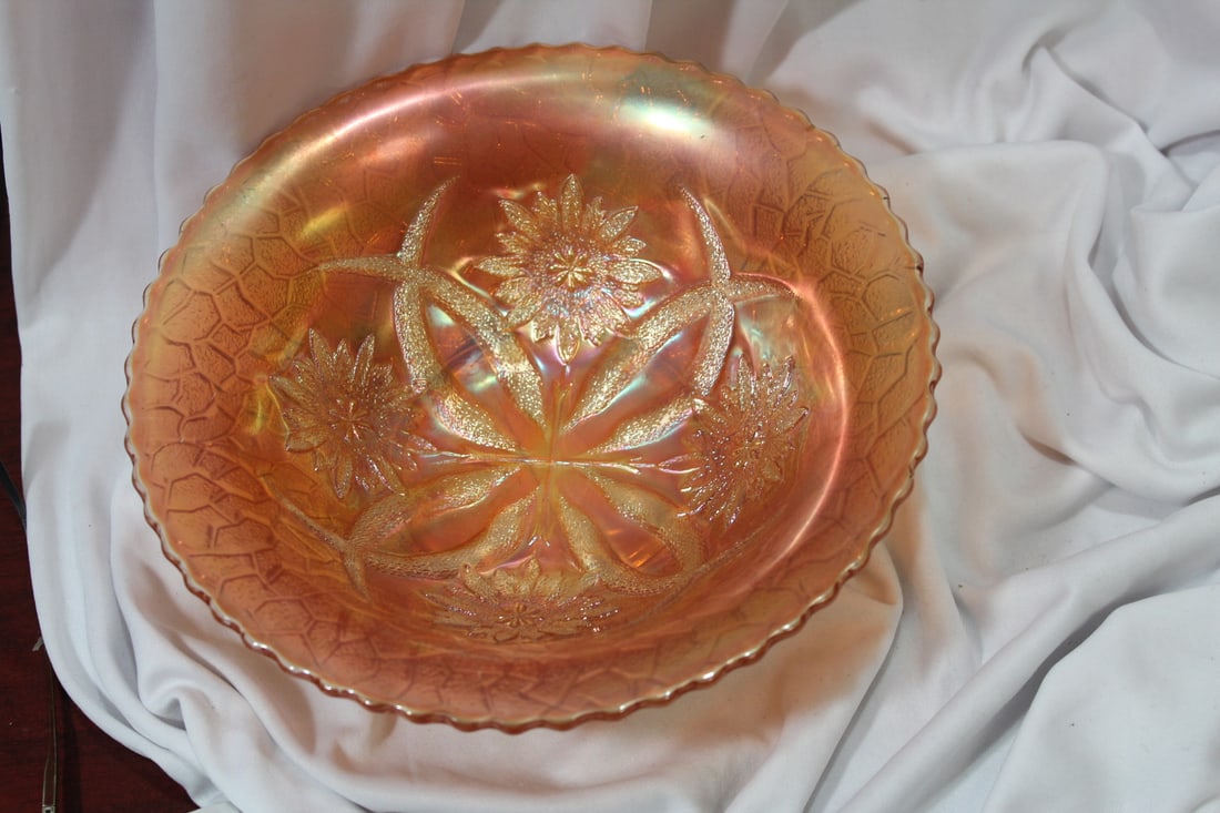 A Flower Pattern Carnival Glass Bowl: 9" in diameter - nicely designed