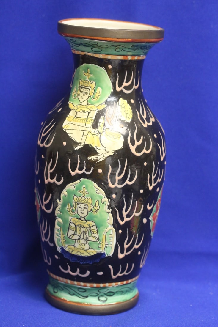 An Antique/Vintage Famille Noire Vase: Chinese/Asian - 10 1/2" tall