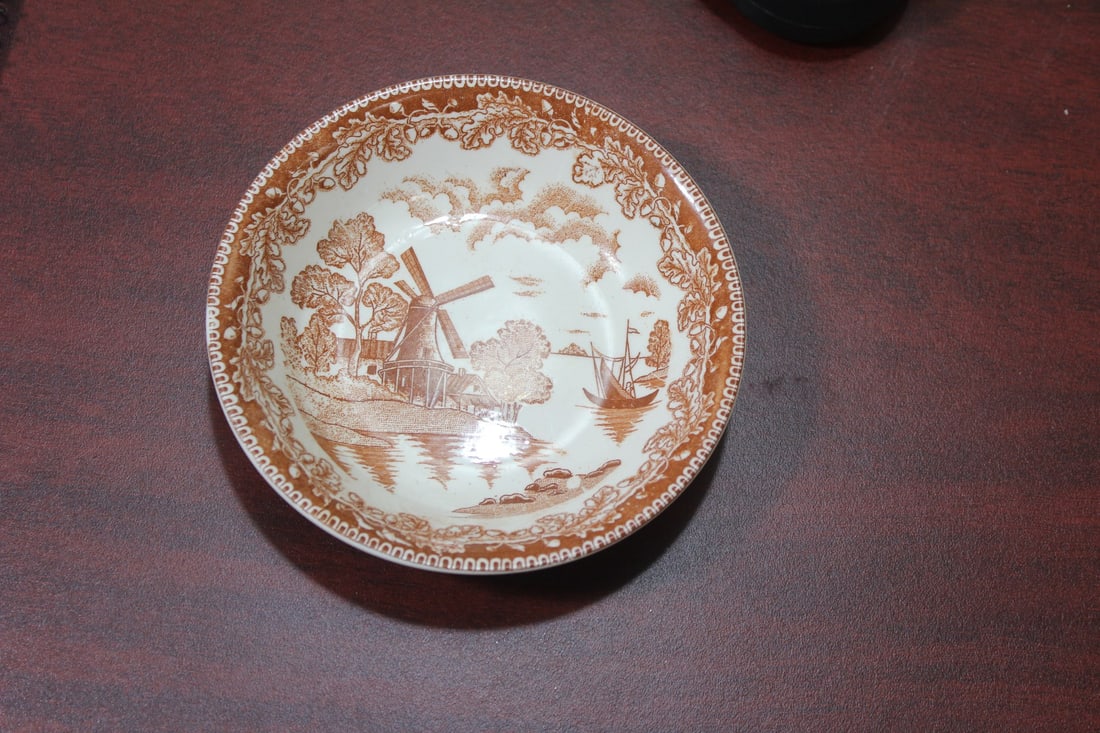 A Vintage Holland Motif Berry Bowl: 5 1/4" in diameter