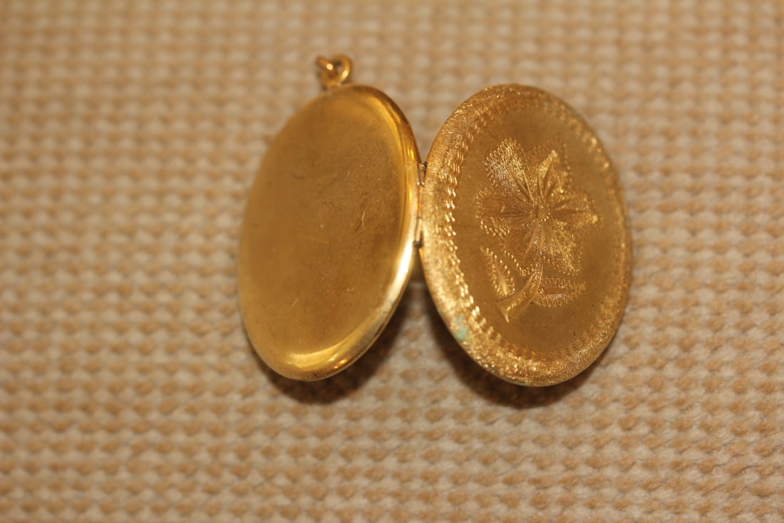 Vintage Gold Filled Photo Locket: engraved - nice looking piece