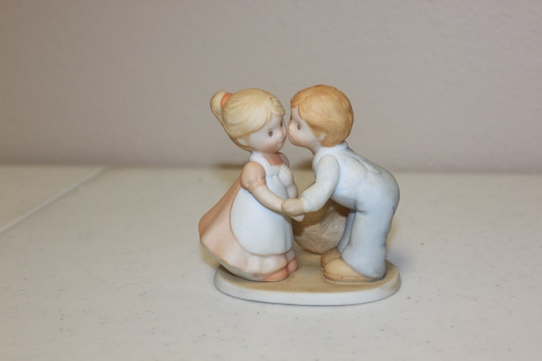 Circle Of Friends - First Kiss: 3 3/4inches Tall by Masterpiece - 1991
