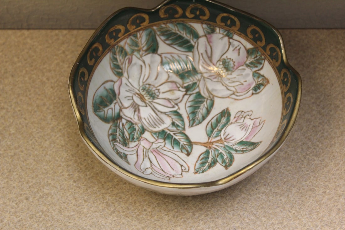 Decorative Oriental Bowl: 6" in diameter