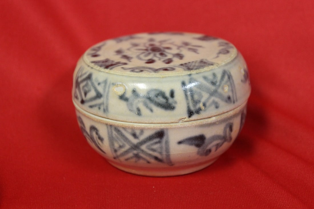 A Chinese Export Blue and White Shipwreck Box: 18th century or possibly earlier shipwreck - 3" in diameter