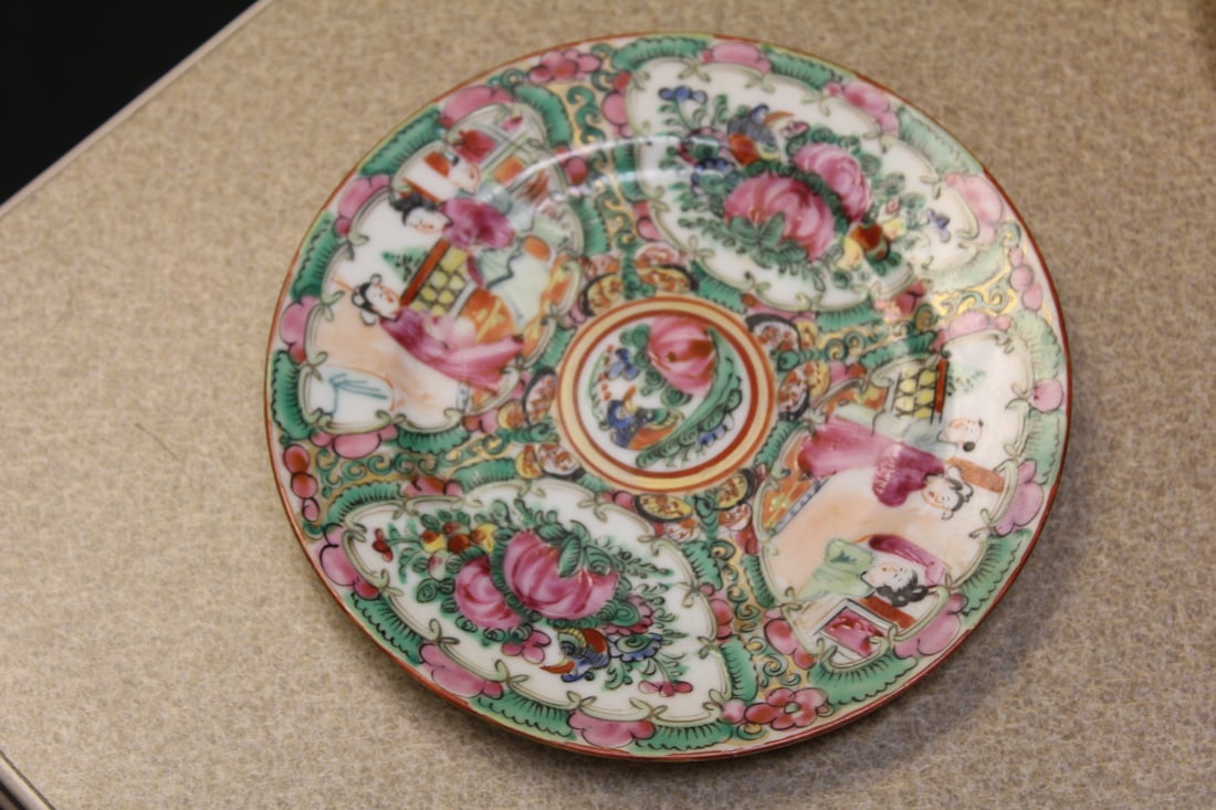 Vintage Chinese Rose Medallion Bread Plate: 6" in diameter
