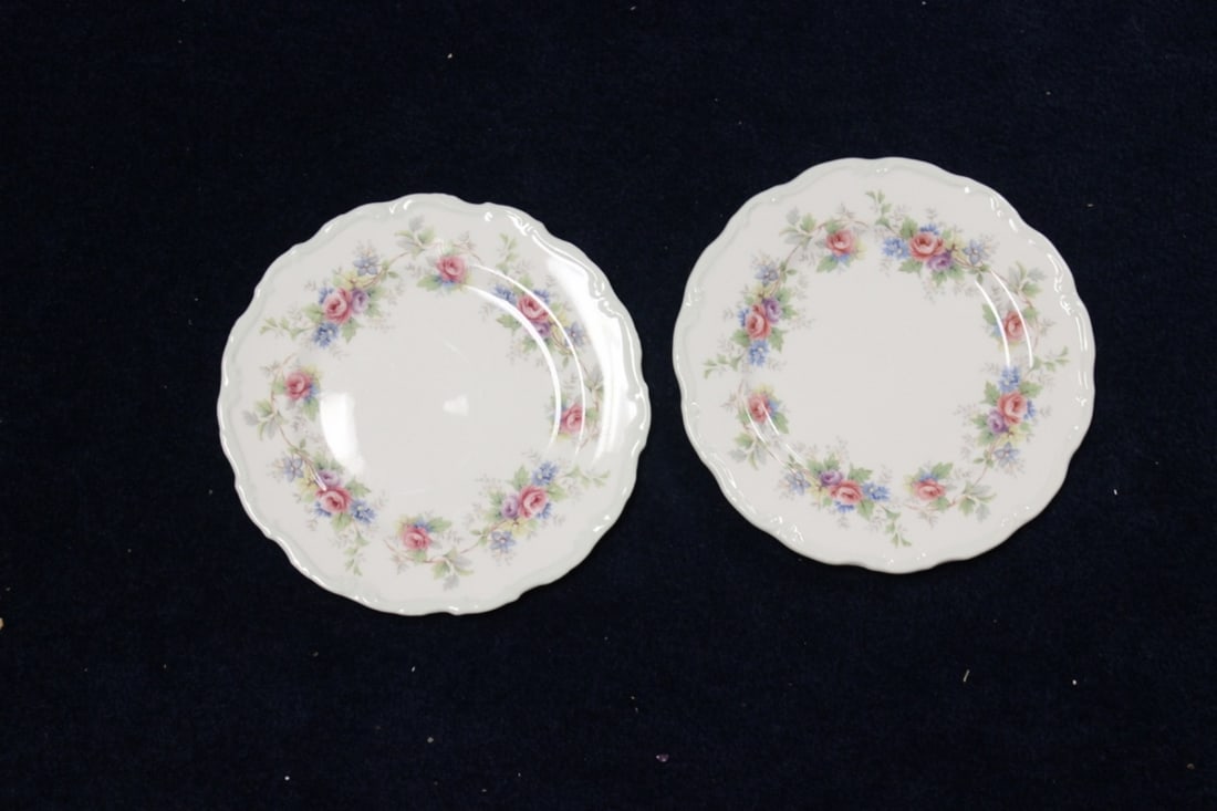 A Pair of Royal Albert Plates "Colleen" Pattern: 8 1/4 inches in diameter / each