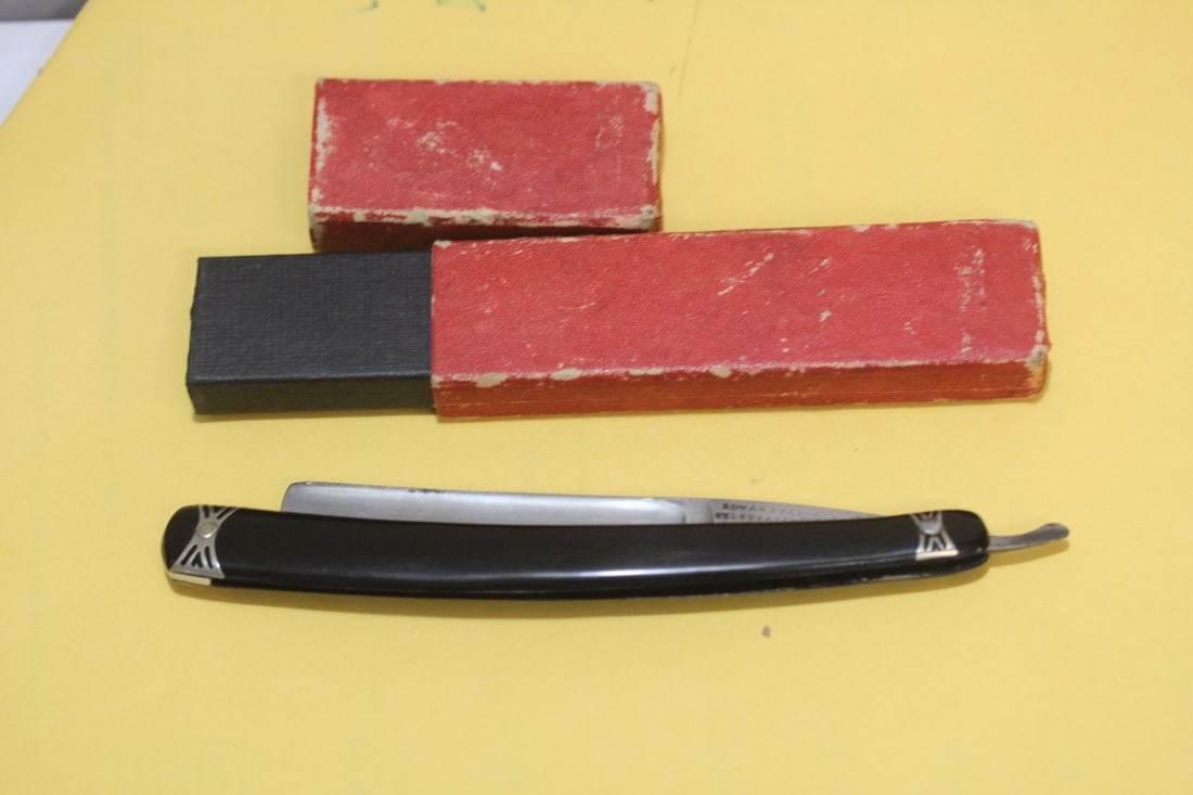 An Edward Braned Sheffield Razor: in case - 6 inches long