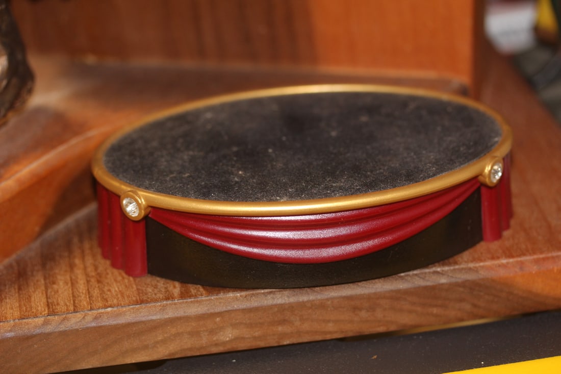 A Swarovski Stand: 5 5/8" wide