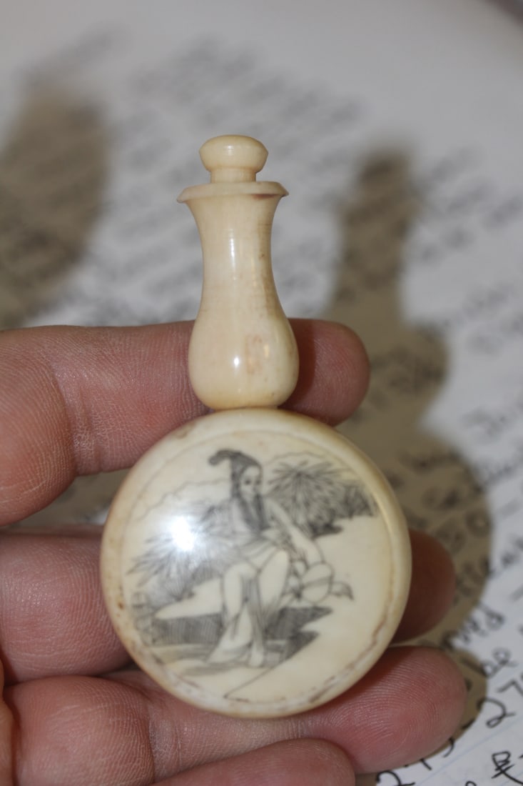 Carved Chinese B o n e Snuff Bottle: 2 7/8 inches tall