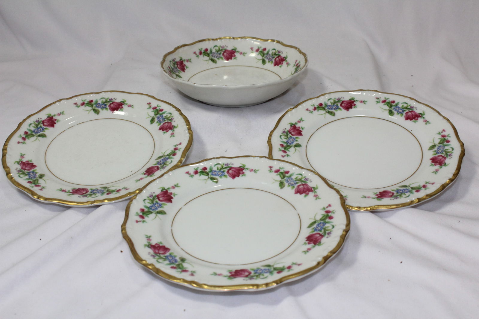 Lot of 4 Dishes/Plates: 6 1/8" in diameter