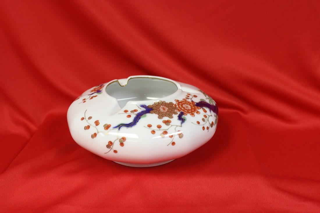 A Large Fukawaga Ashtray: 6 1/2" in diameter