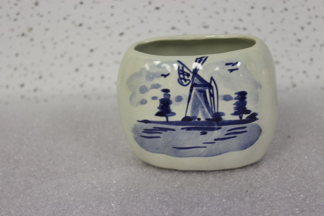 A Delft Container: 3 1/4" long