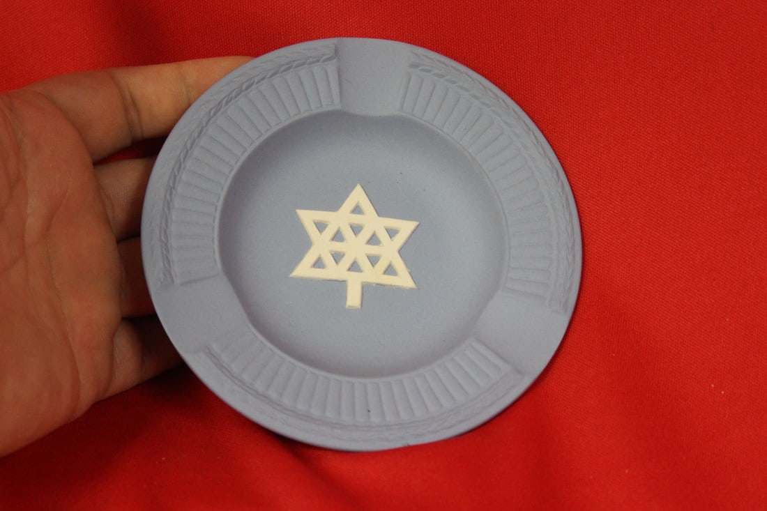 A Wedgwood Jasperware Personal Ashtray: 4 1/2" in diameter