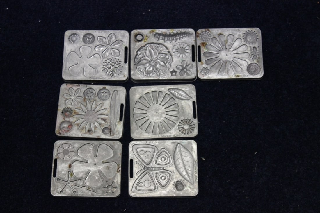 A Retro 1966 Mattel Fun Flowers Thing Making Mold: retro or vintage - Lot of 7