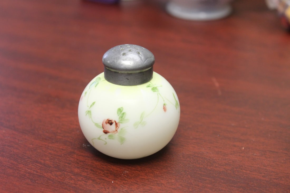 A Mount Washington Salt and Pepper Shaker: 2 5/8" tall