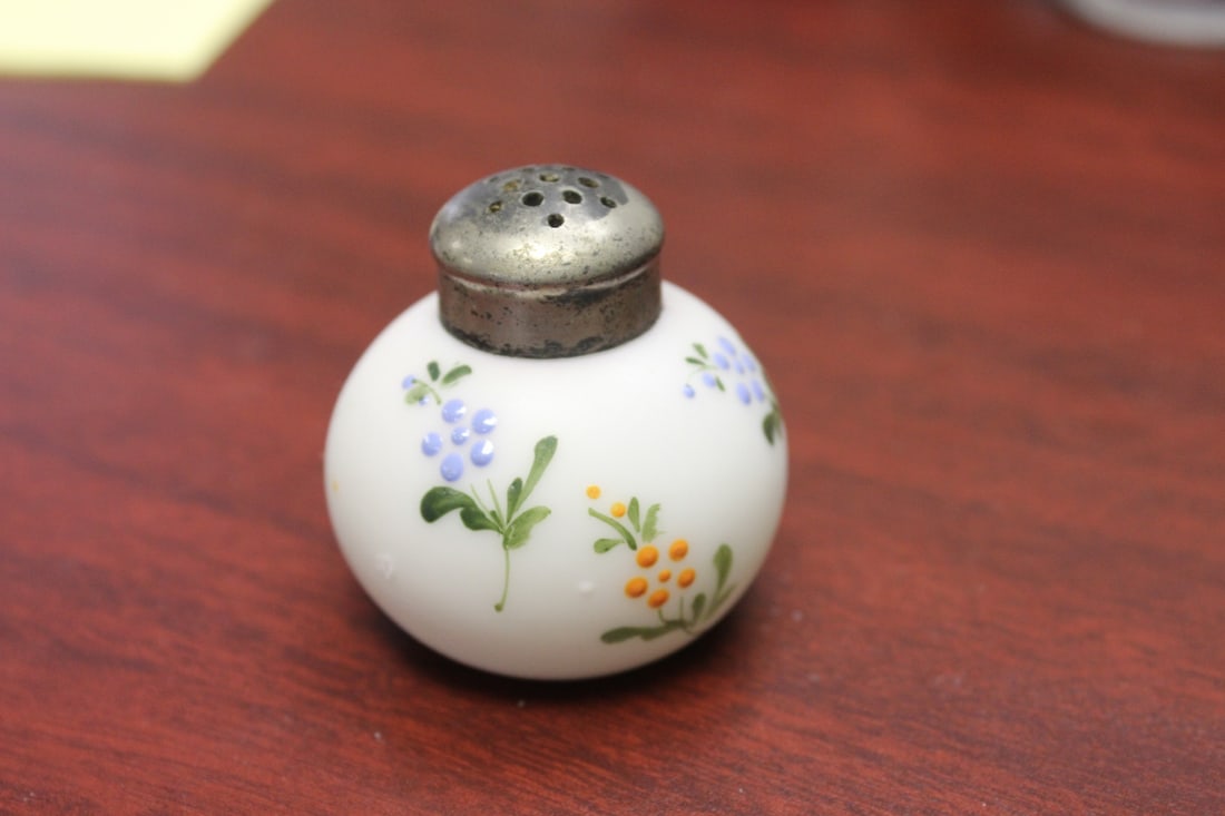 A Mount Washington Salt and Pepper Shaker: 2 5/8" tall