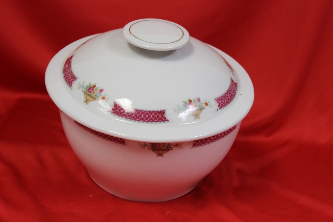 A Swaton China Taureen: Mid 20th century - 6 1/4" tall
