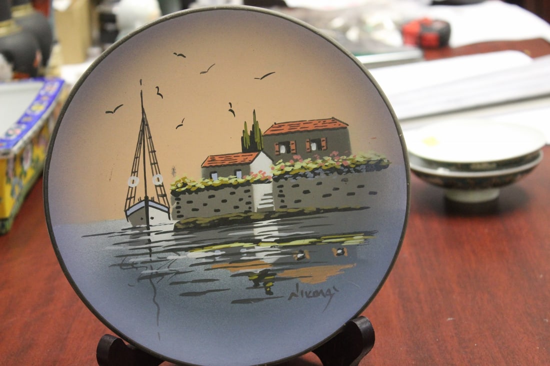 A Decorative Plate: 8 inches in diameter
