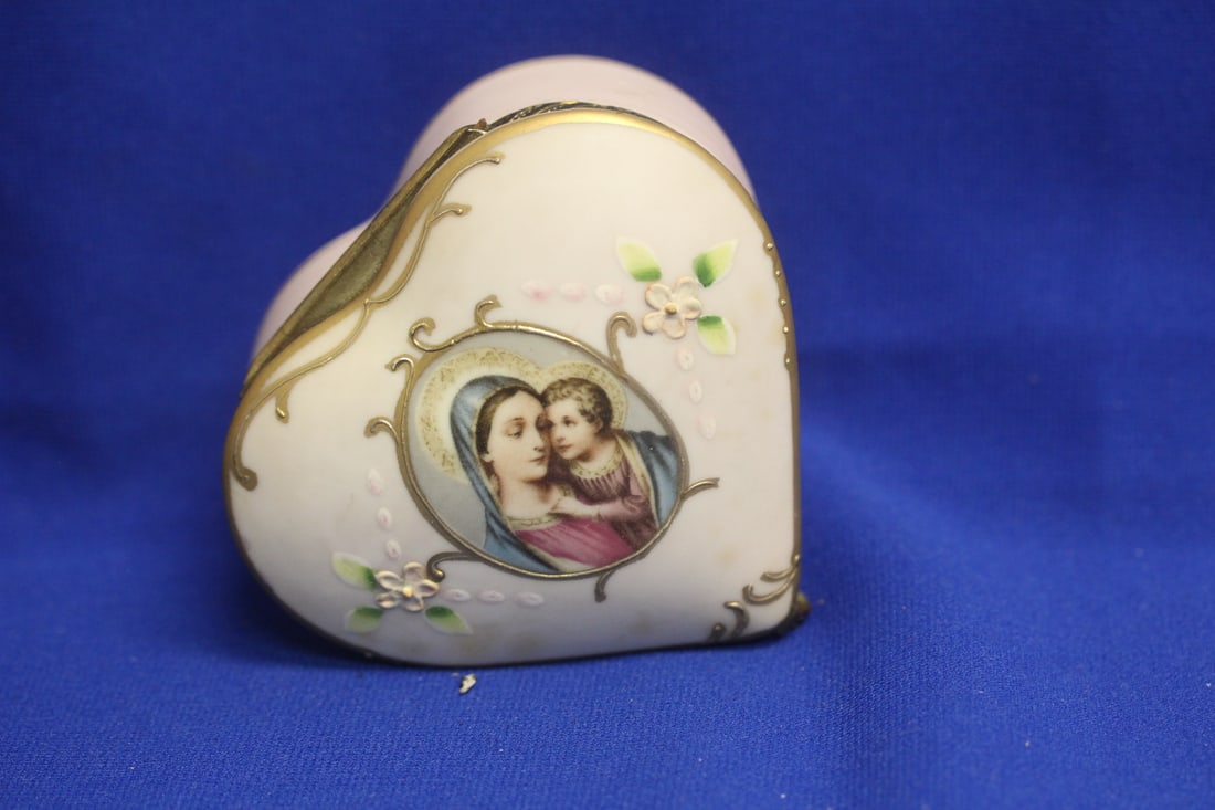 A Porcelain Heart Trinket Box: 3 7/8" across - victorian