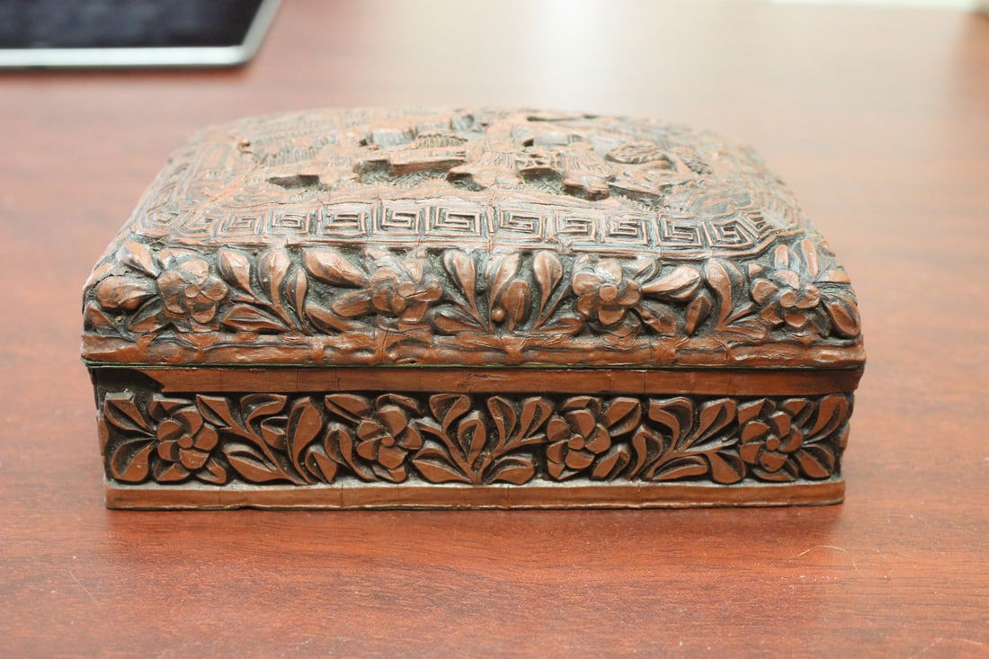 A Signed Cinnabon Lacquer Box - 3