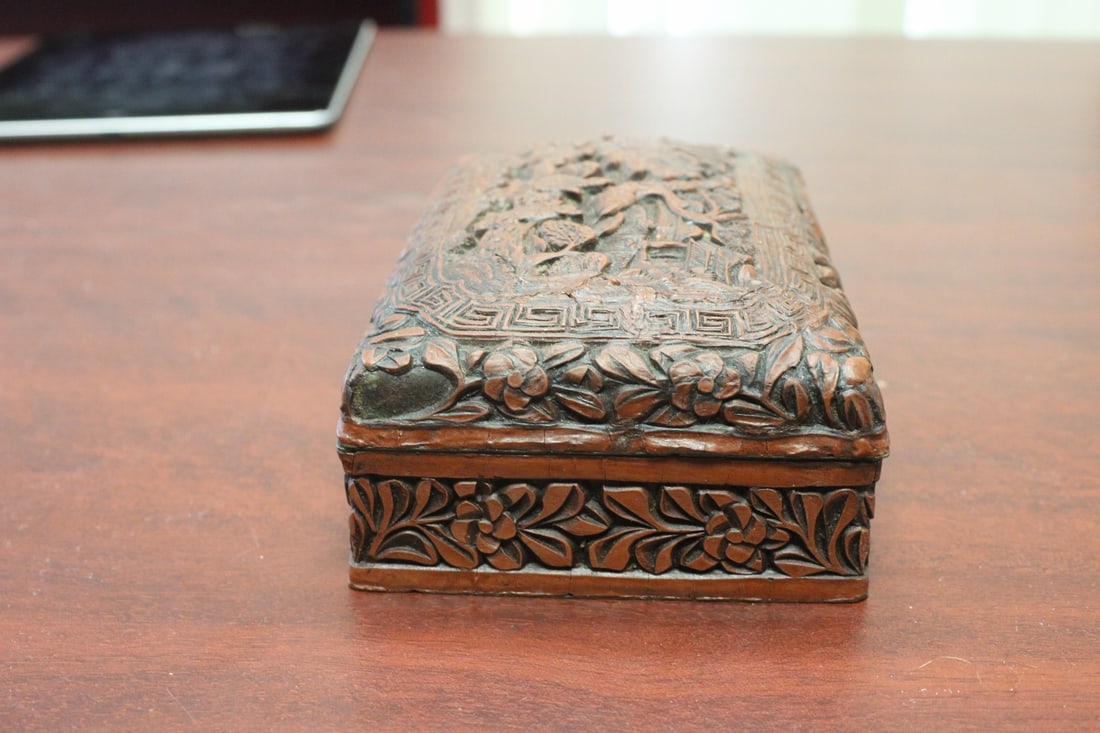 A Signed Cinnabon Lacquer Box - 4