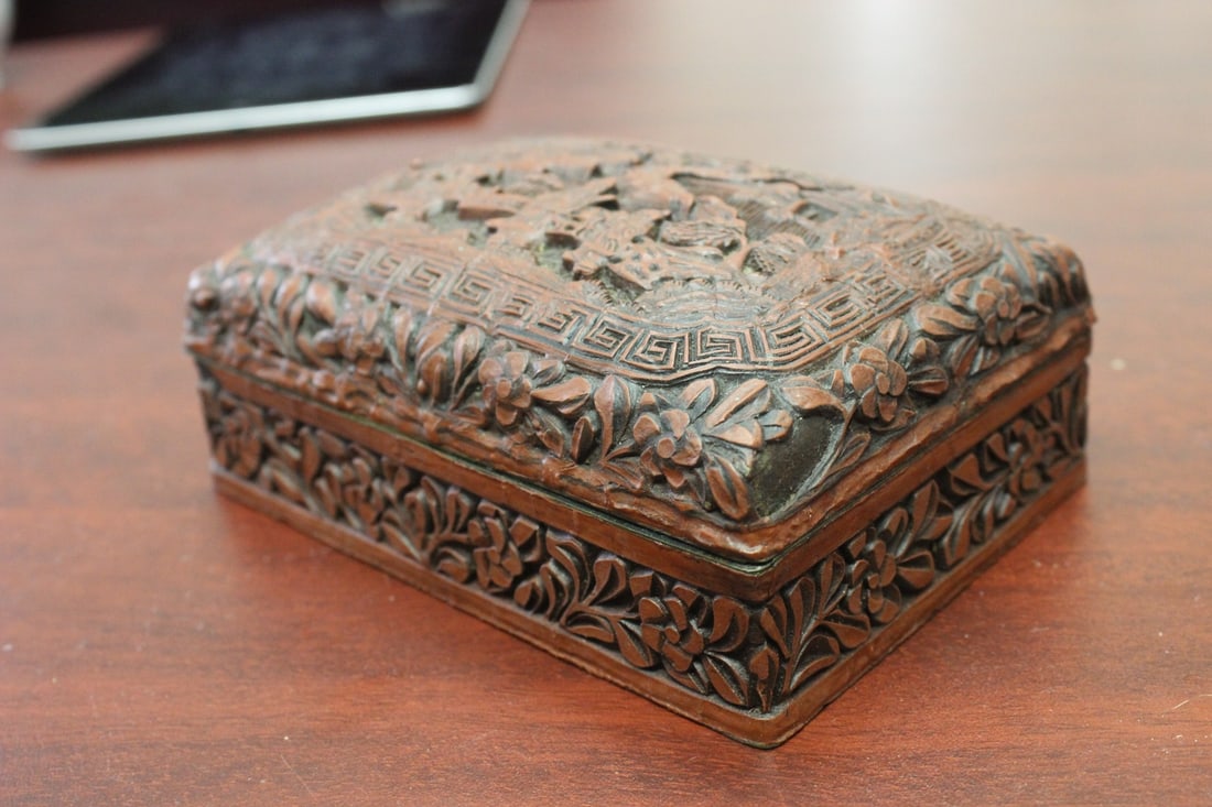 A Signed Cinnabon Lacquer Box - 5