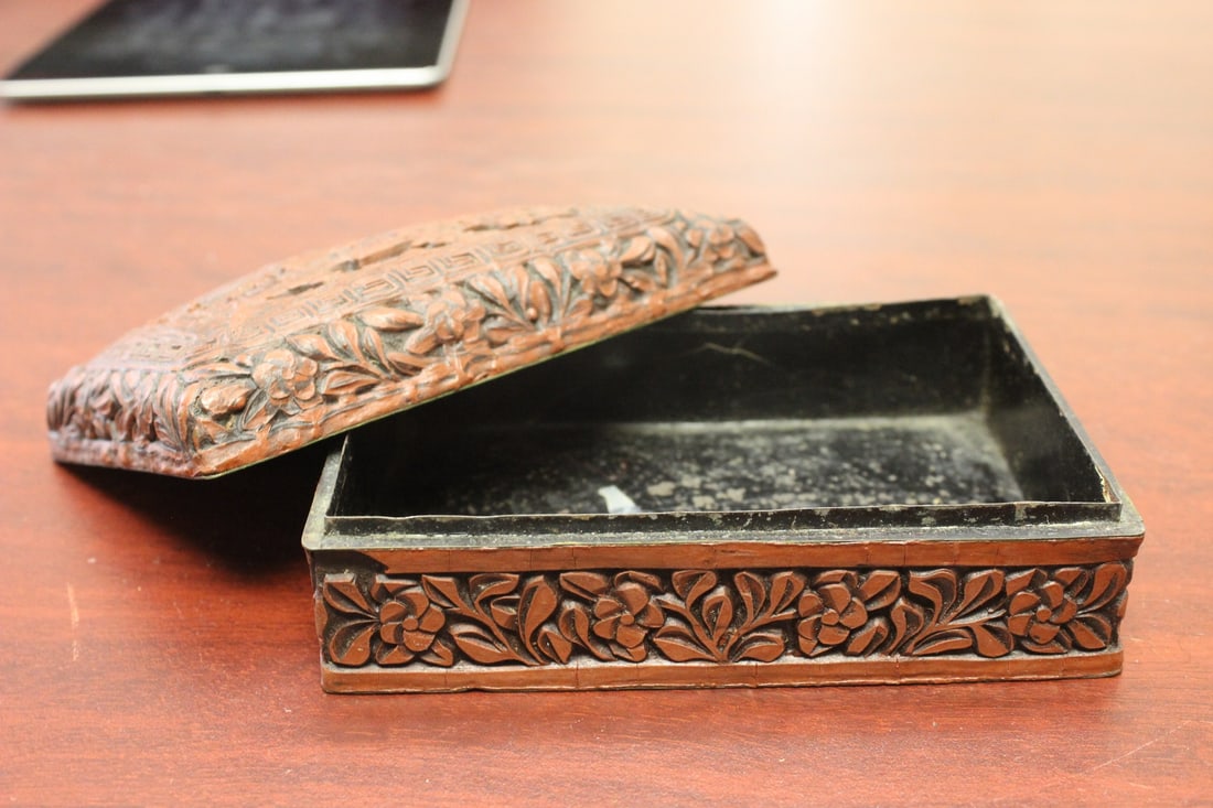 A Signed Cinnabon Lacquer Box - 6