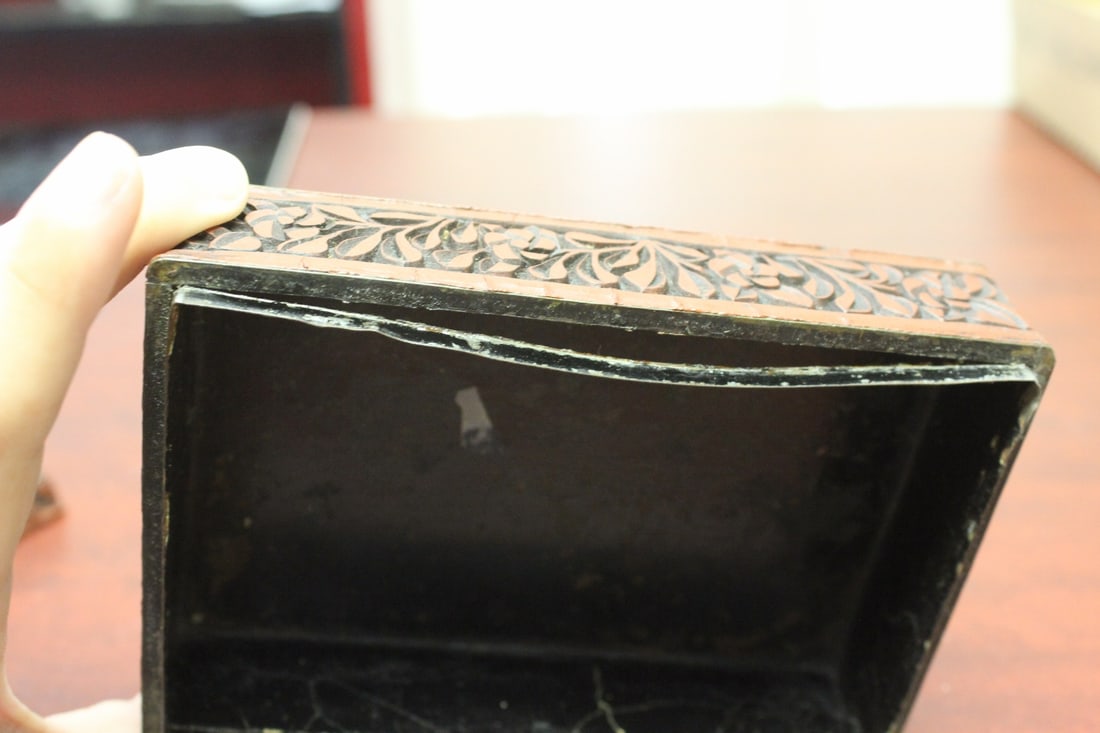 A Signed Cinnabon Lacquer Box - 7