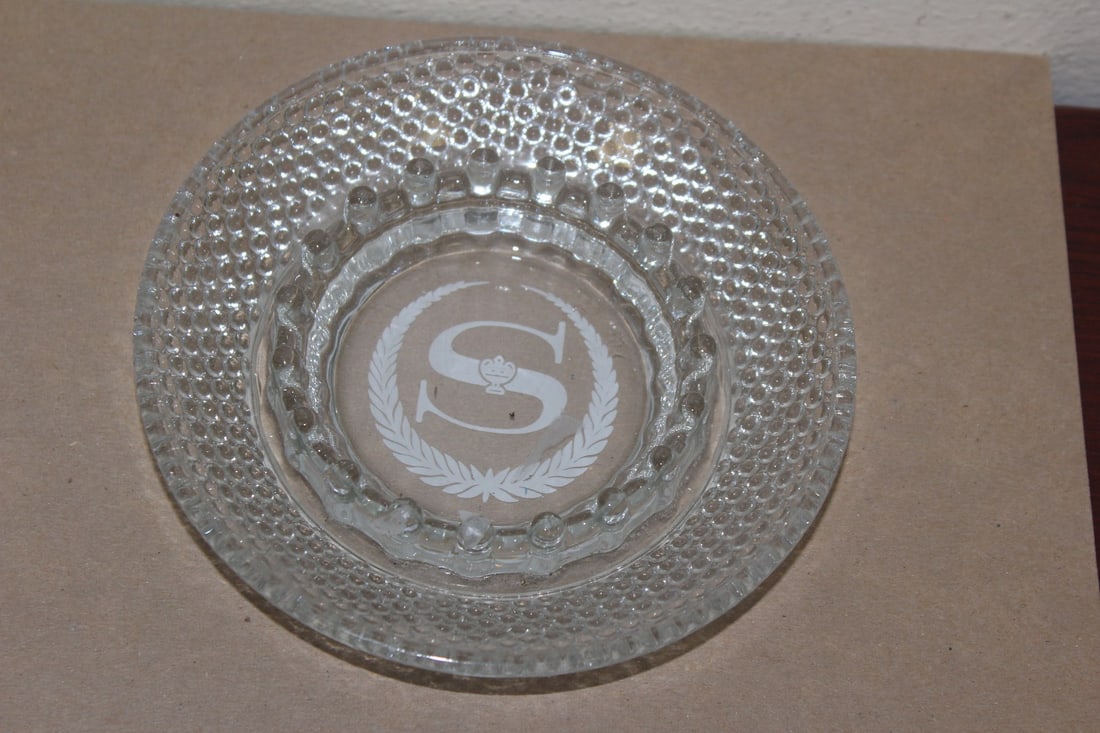 A Sheraton Hotel Advertising Vintage Ashtray: 6 1/4" in diameter