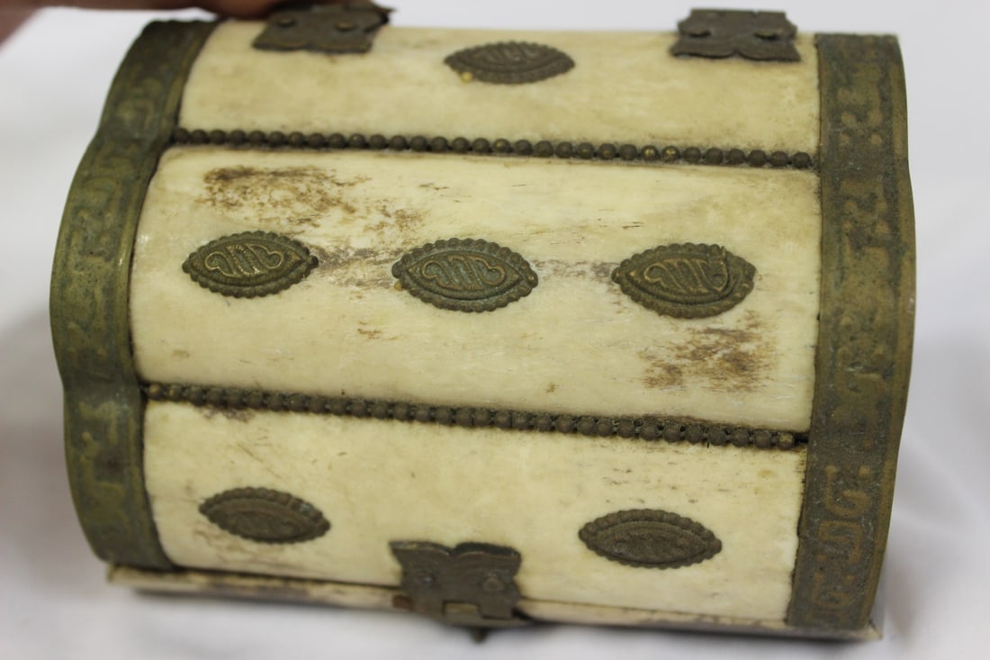 A Bone Trinket Box - 8