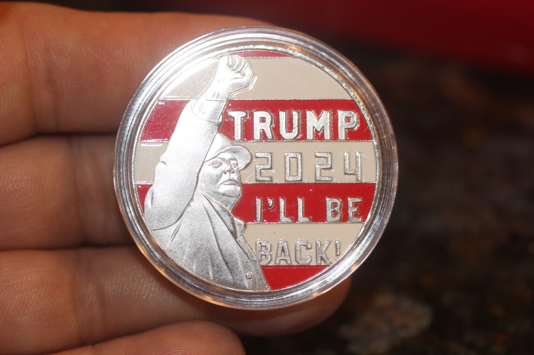 Commemorative Trump Coin: clad