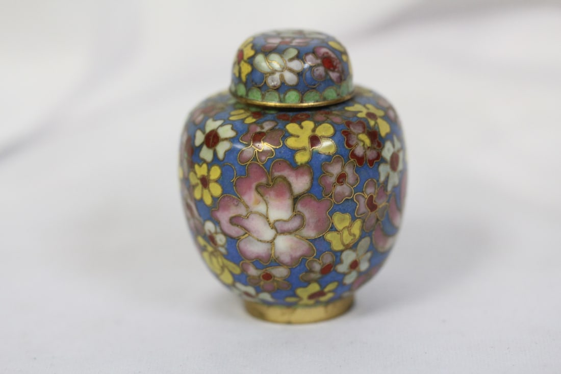 A Small Chinese Cloisonne Jar (1 of 8)