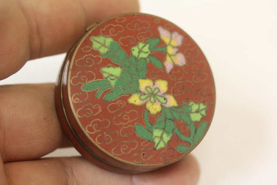 A Vintage/Antique Cloisonne Box: early 20th century - 1 3/4" in diameter