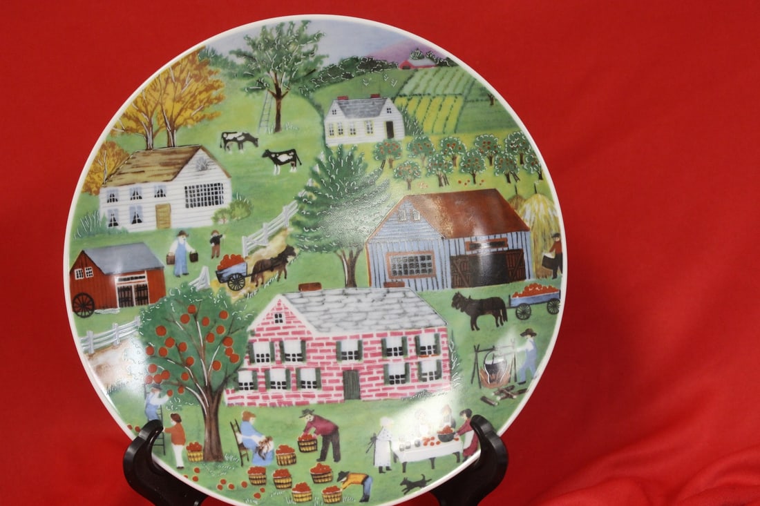 A Bavaria Collector's Plate: 7 7/8" in diameter