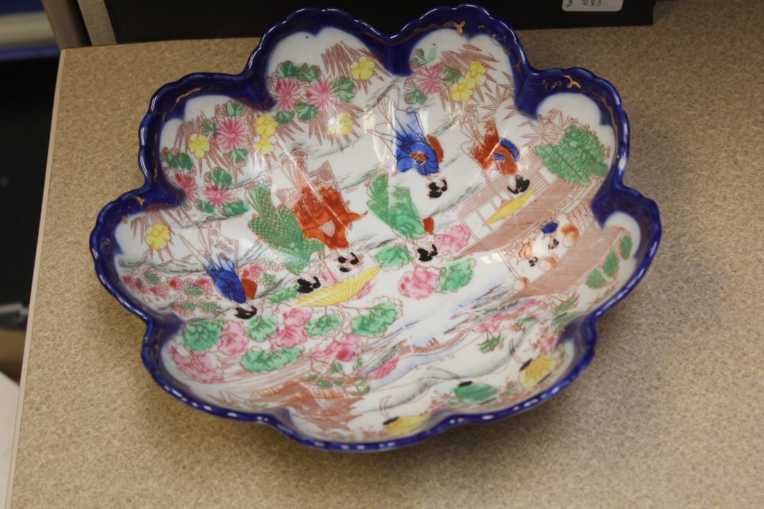 Kutani Geisha Girl Scallop Bowl: 9 5/8" in diameter