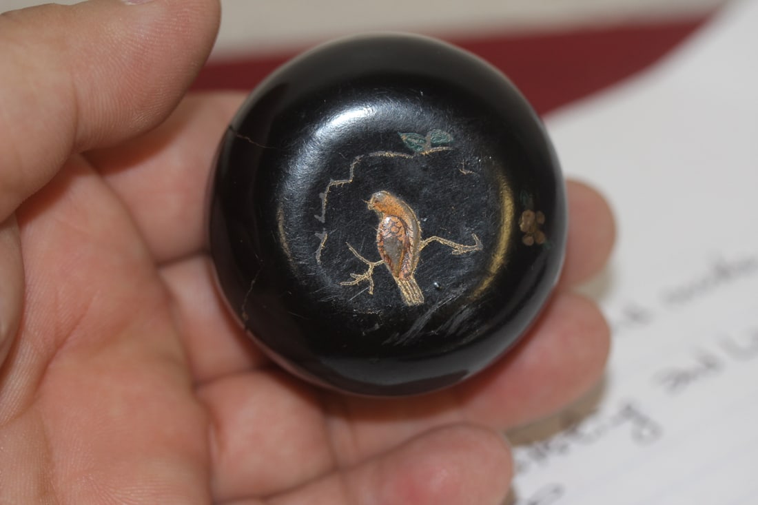 Bird Motief Lacquer Round Trinket Box: old - 2 inches in diameter