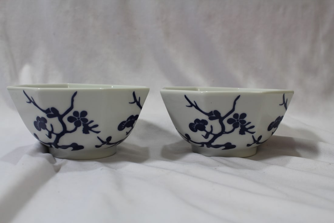 A Pair of Fritz and Floyd Bowls: oriental motif - 5 1/2" in diameter