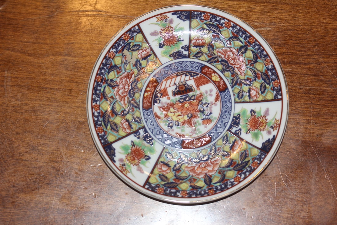 Japanese Imari Plate: 6 1/2" in diameter