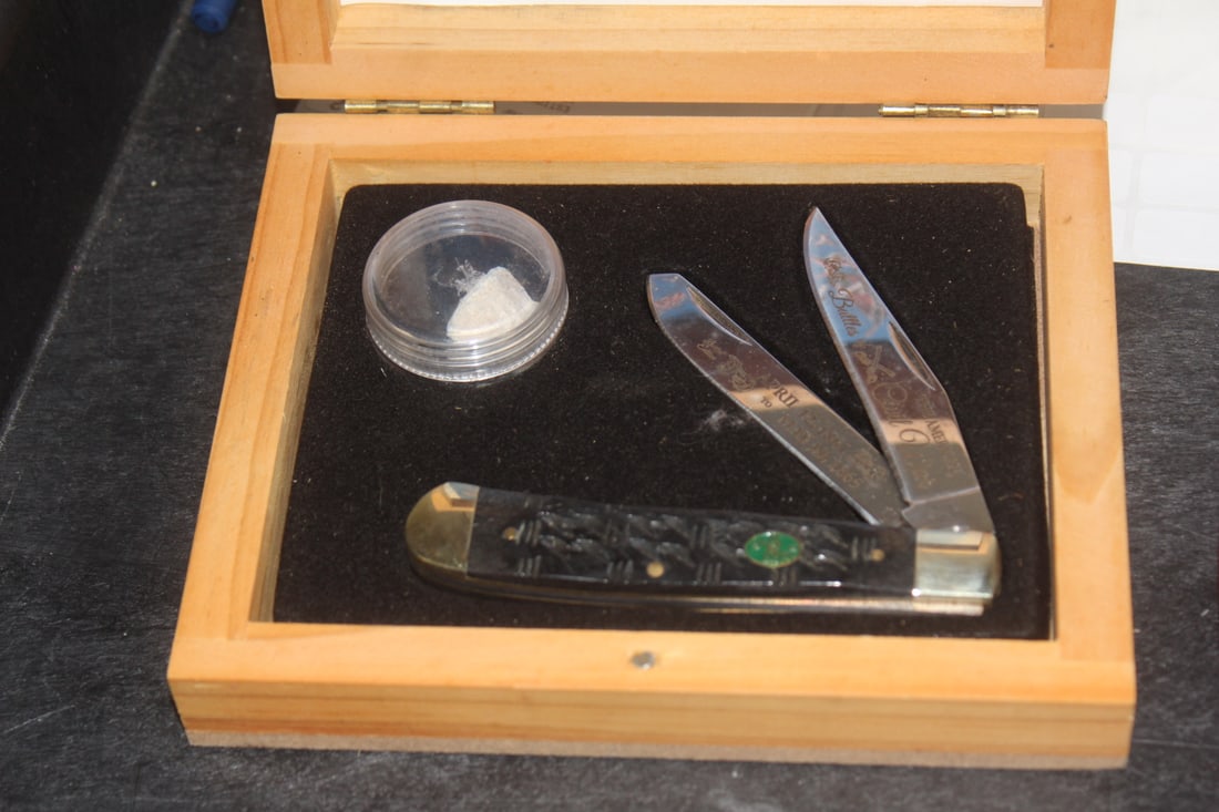 Steel Warrior Pocket Knife: Commemorative Civil War replica pocket knife with real Civil War bullet wooden box 6 1/2" across